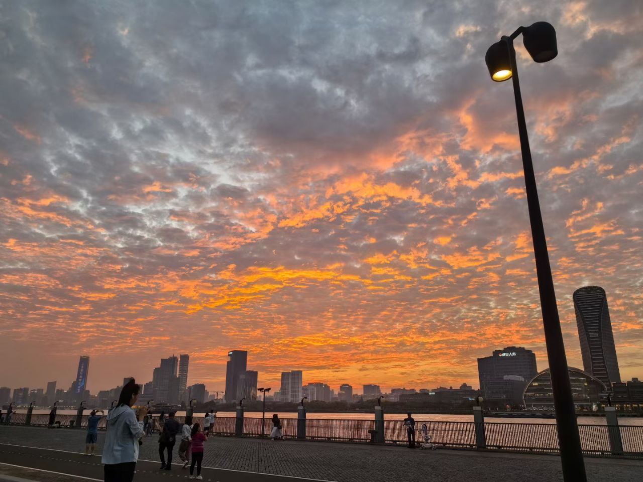 创意表达:抽象与具象的结合